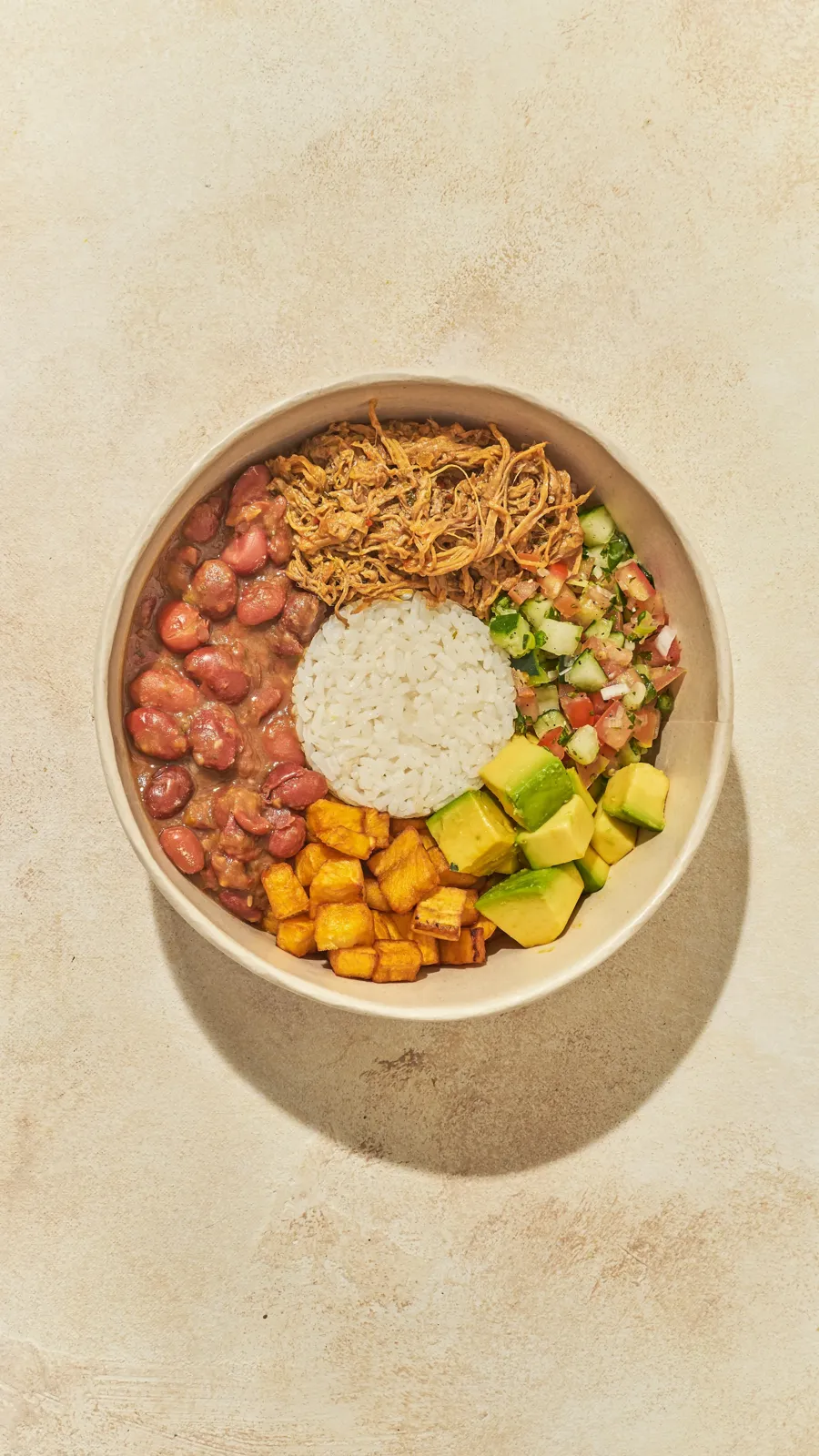 Tarro casero con frijoles, arroz, carne desmechada y maduritos