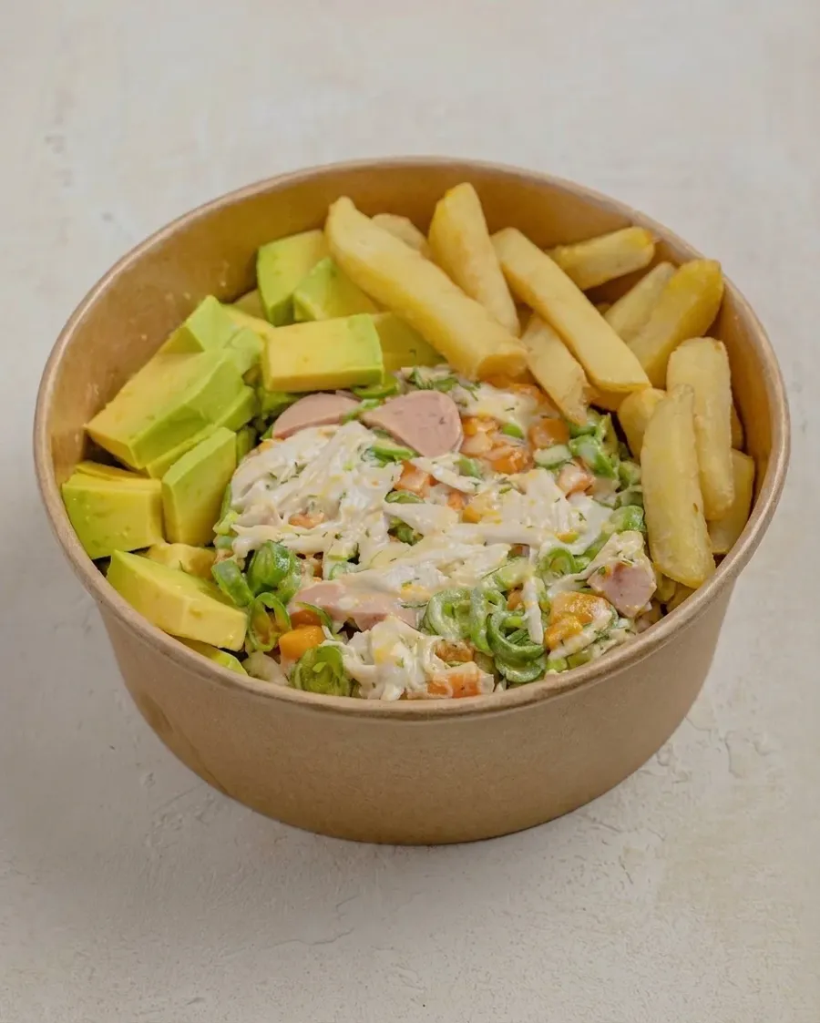 Tarro Moscú con ensalada rusa, papas a la francesa y aguacate