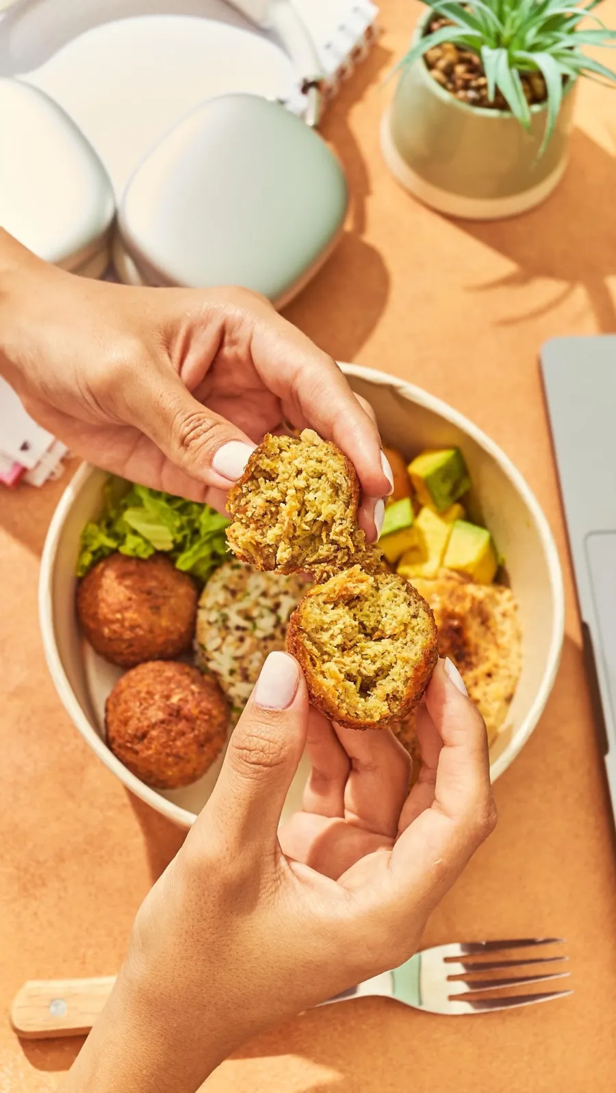 Tarro vegano con falafel de lenteja, quinua y aguacate
